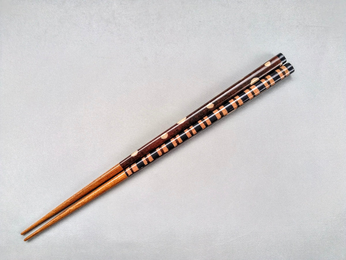 Natural wooden chopsticks with polka dot pattern [Hashikura Matsukan]