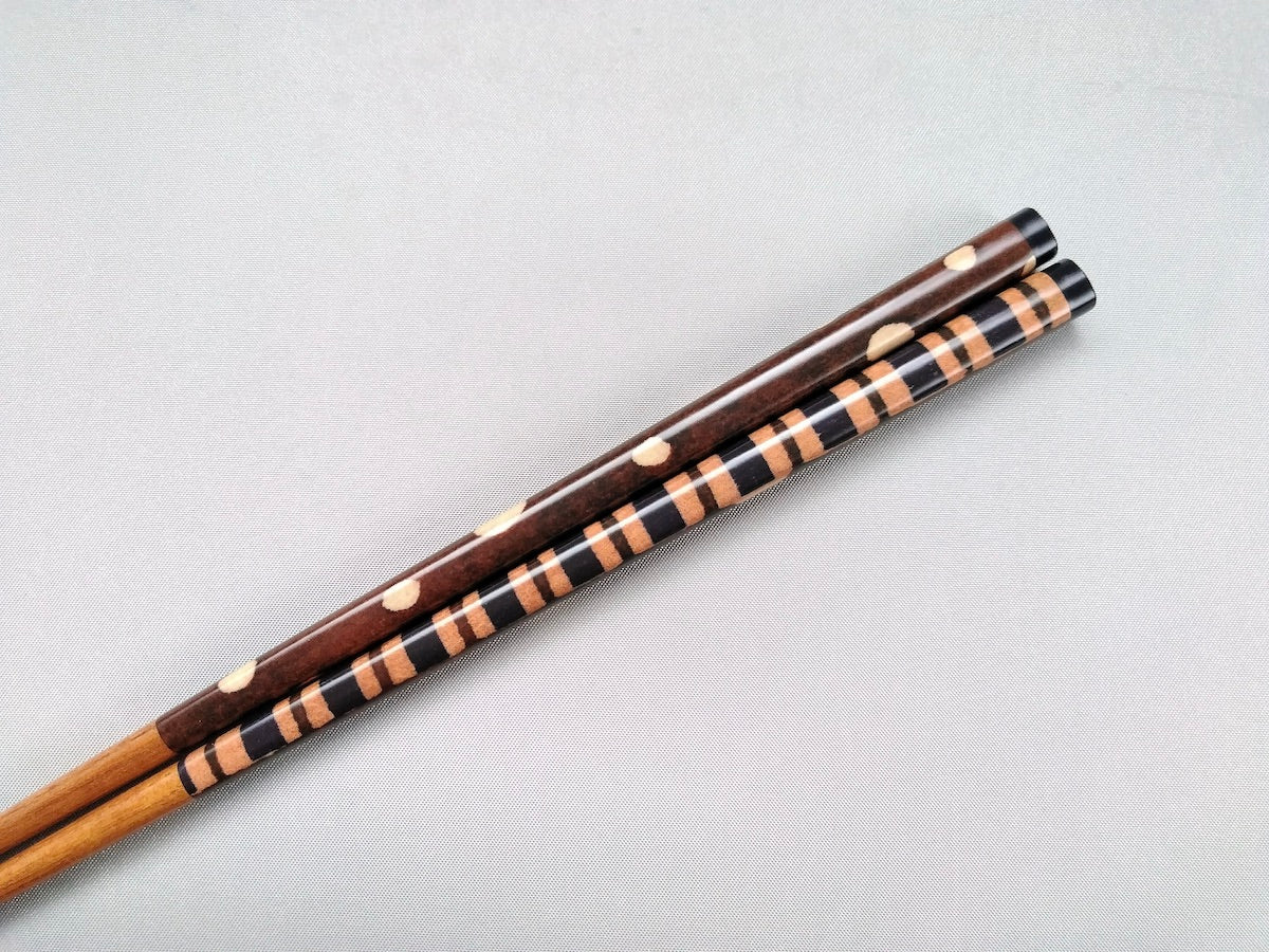 Natural wooden chopsticks with polka dot pattern [Hashikura Matsukan]