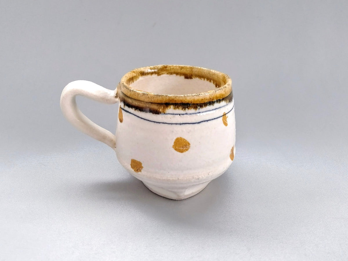 White makeup line engraved yellow dot coffee cup [Kazuhito Yamamoto]