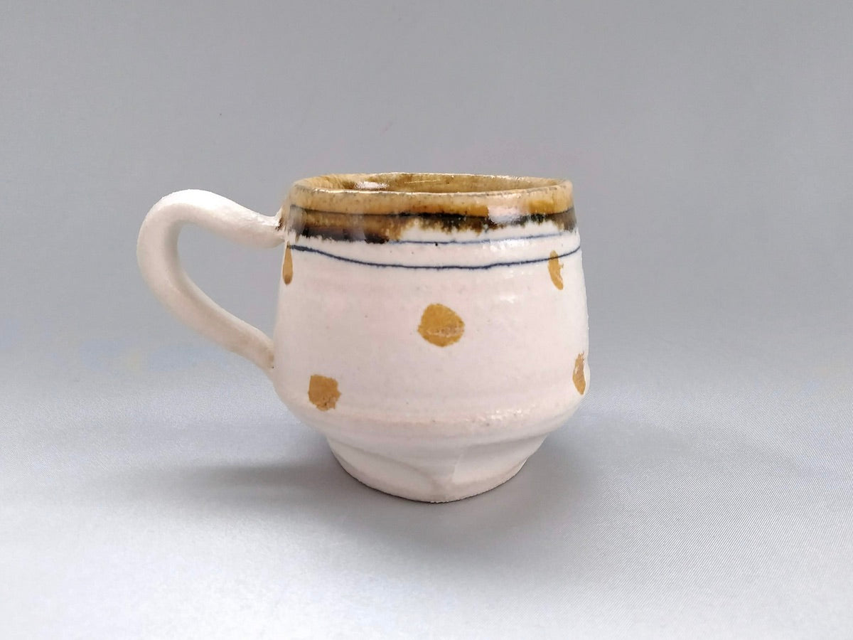 White makeup line engraved yellow dot coffee cup [Kazuhito Yamamoto]
