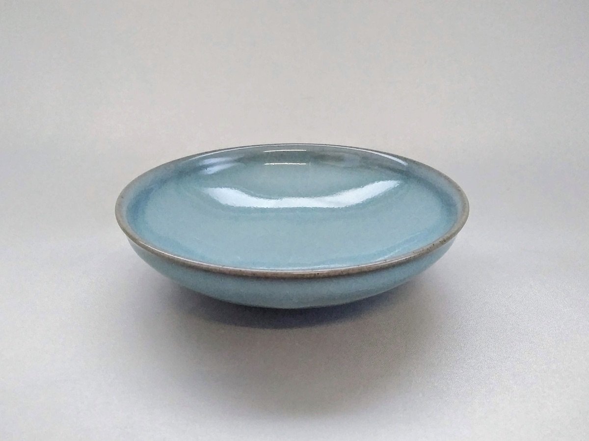 Powdered blue porcelain round bowl [Taku Kiyama]