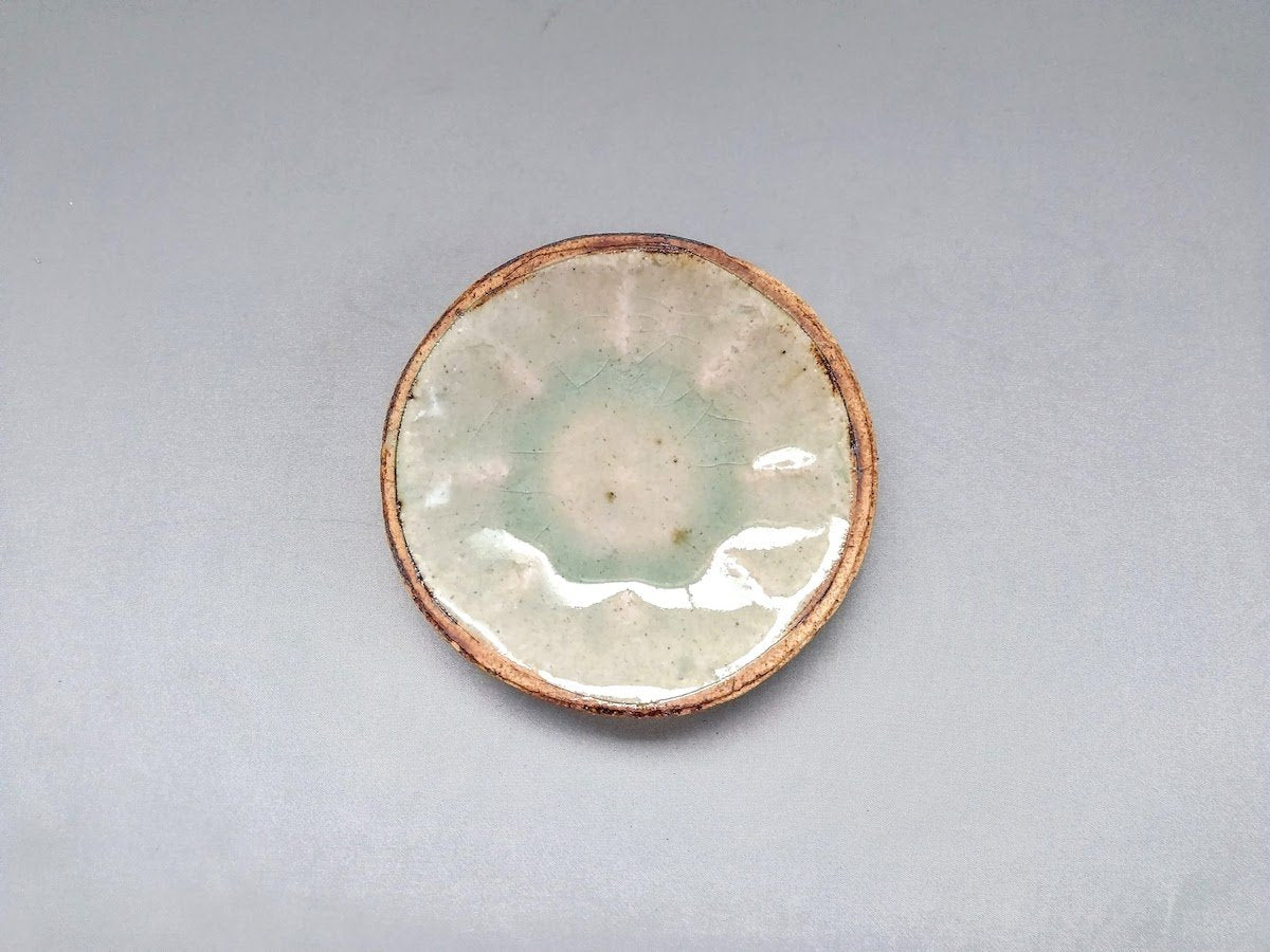 Ash glaze wire carving 4-inch flower-shaped plate [Yoshitaka Kato]