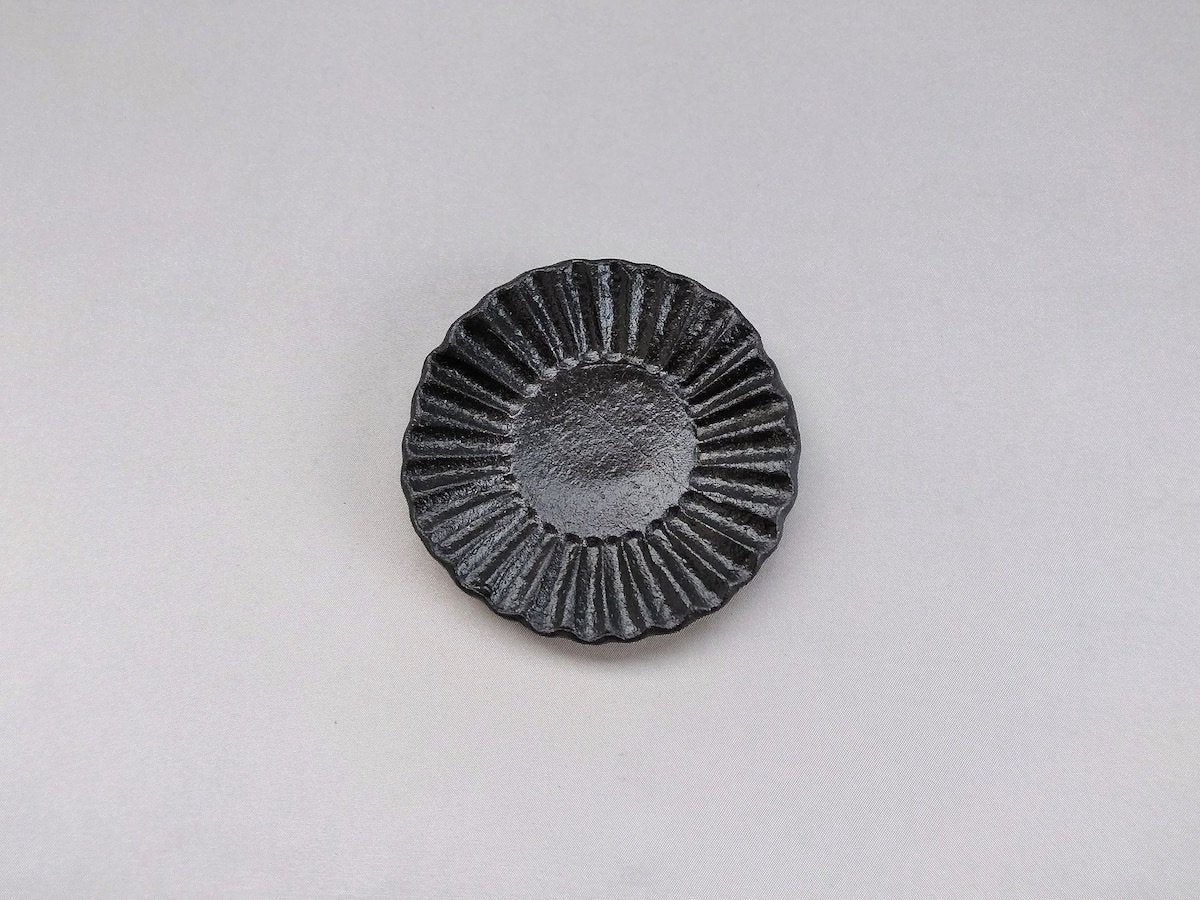 Black glaze shinogi round bean plate [Kazuhito Yamamoto]