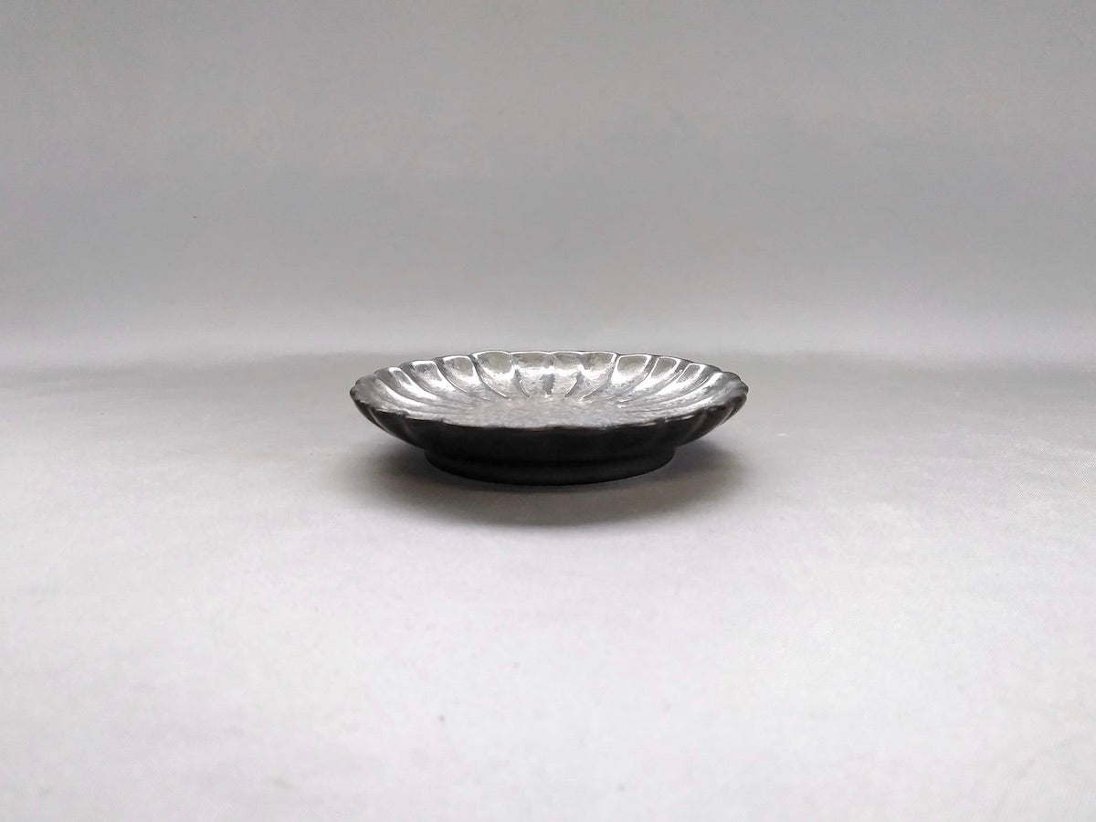 Black yuzu silver painted chrysanthemum small plate [Toetsu kiln]